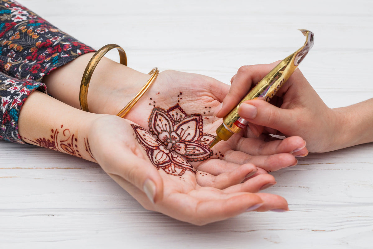 Tatuajes-temporales-con-henna-Arte-natural-para-tu-piel Radhe Shyam