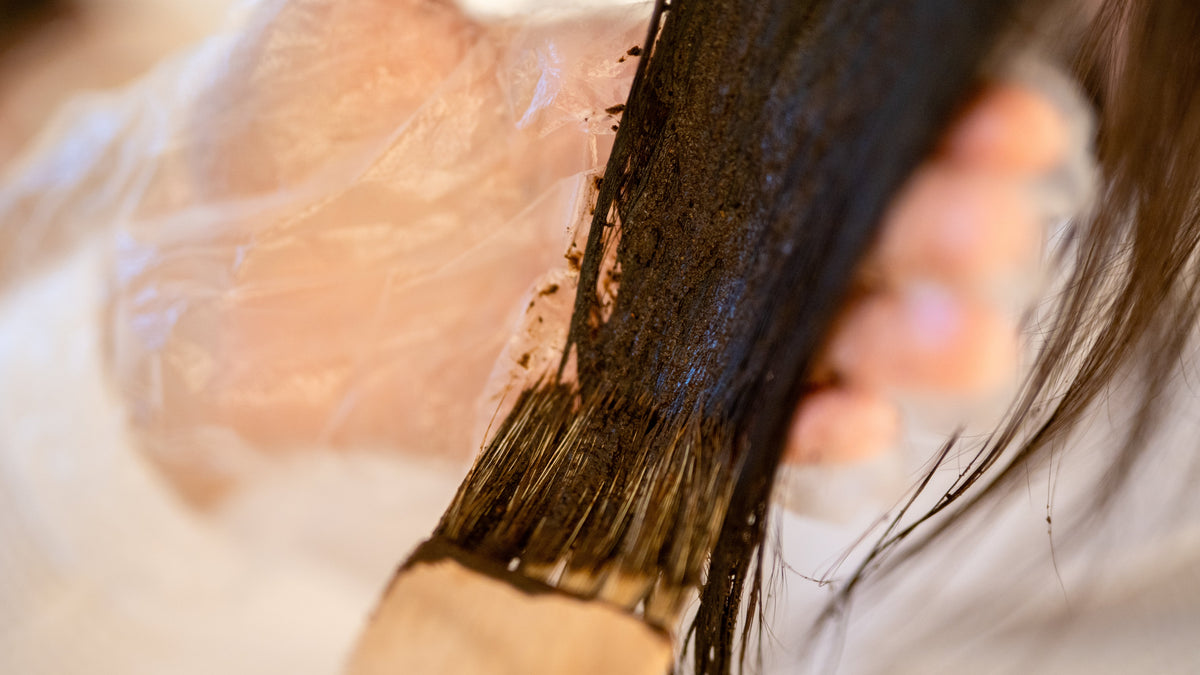 ¿Qué tono de henna favorece más en cabello oscuro o castaño? Radhe Shyam