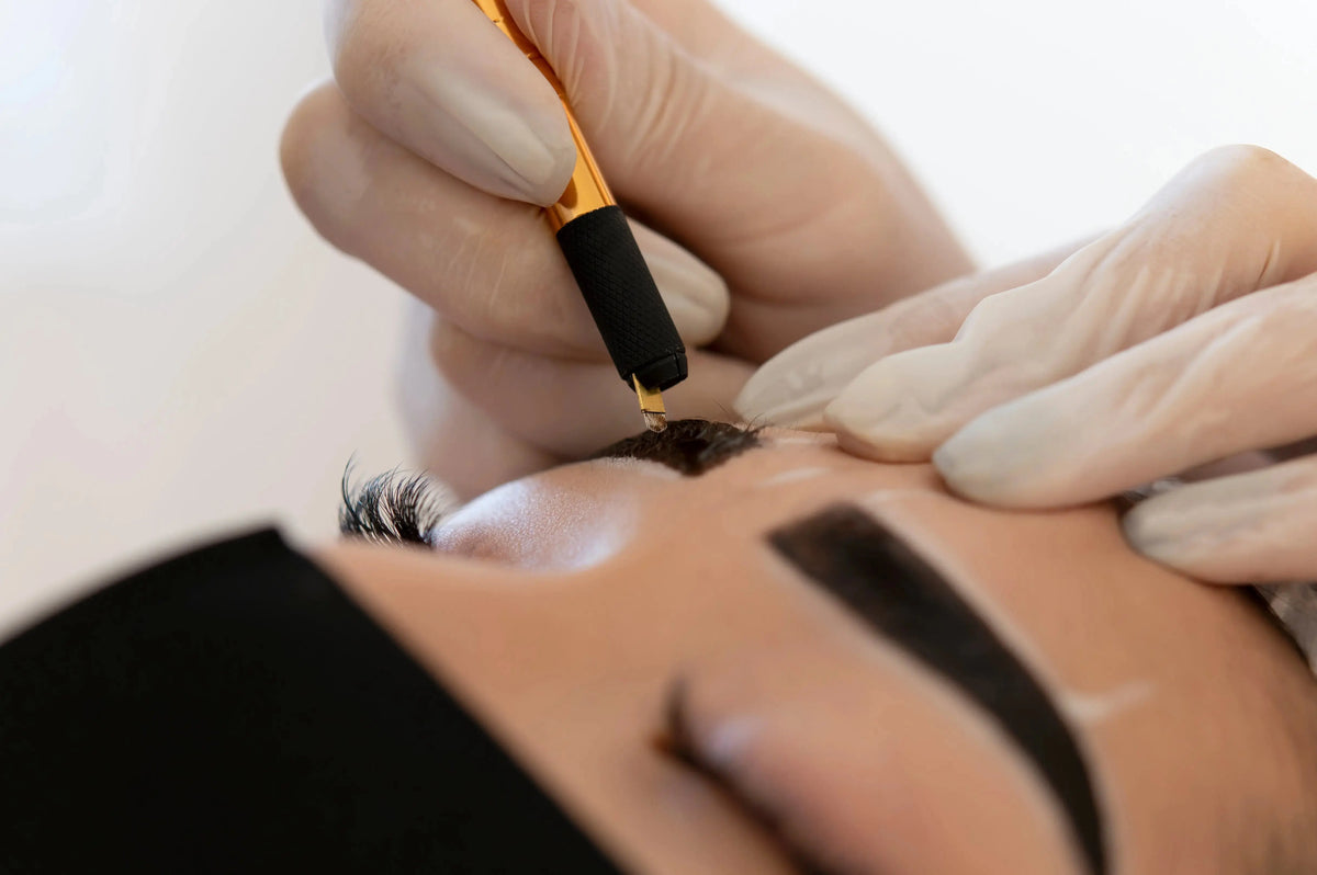 Tinte de cejas con HENNA: todo lo que necesitas saber Radhe Shyam
